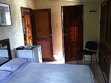 La habitacion que se alquila, tiene dos camas, matrimonial e individual